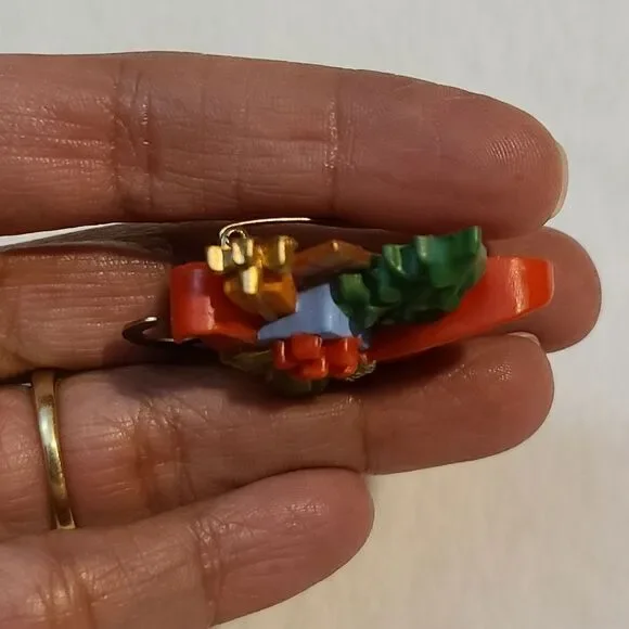 Christmas inspired brooch, Sleigh. - Picture 4 of 8